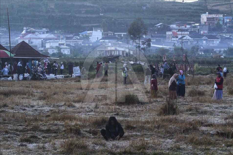 Fenomena embun es di dataran tinggi Dieng