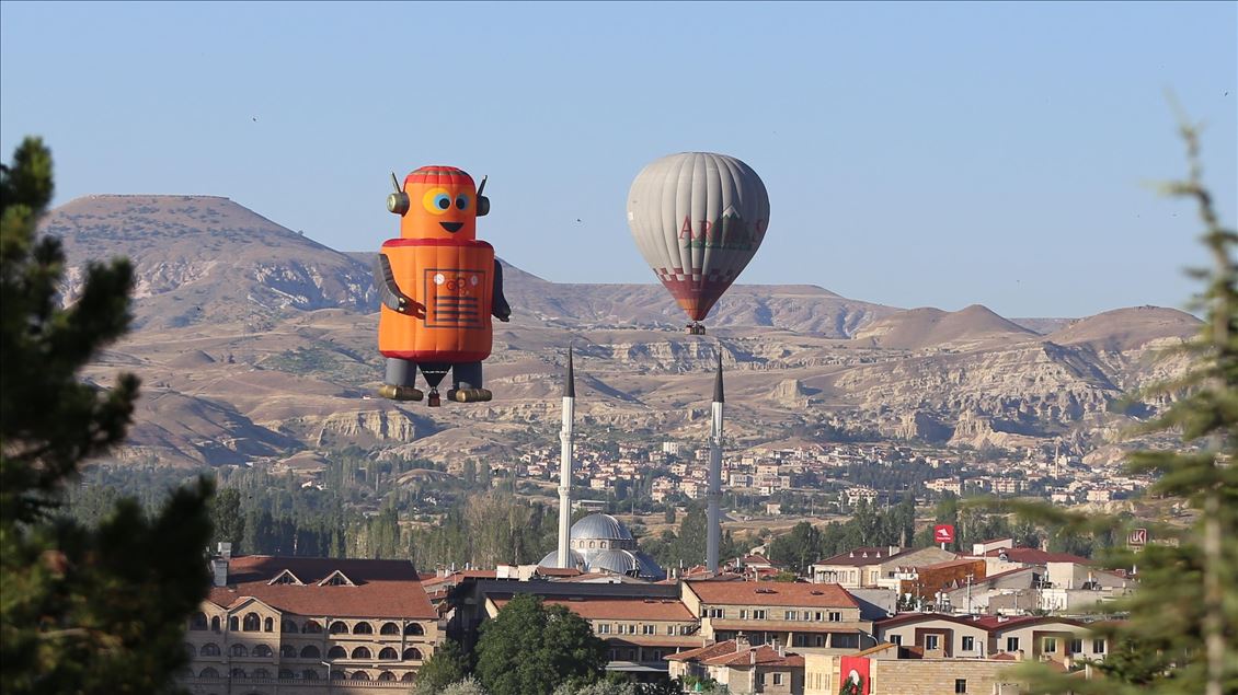 Balonat me ajër ndriçojnë qiellin e Kapadokias
