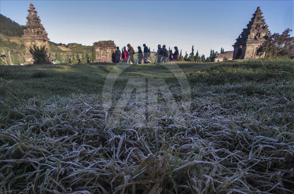 Fenomena embun es di dataran tinggi Dieng