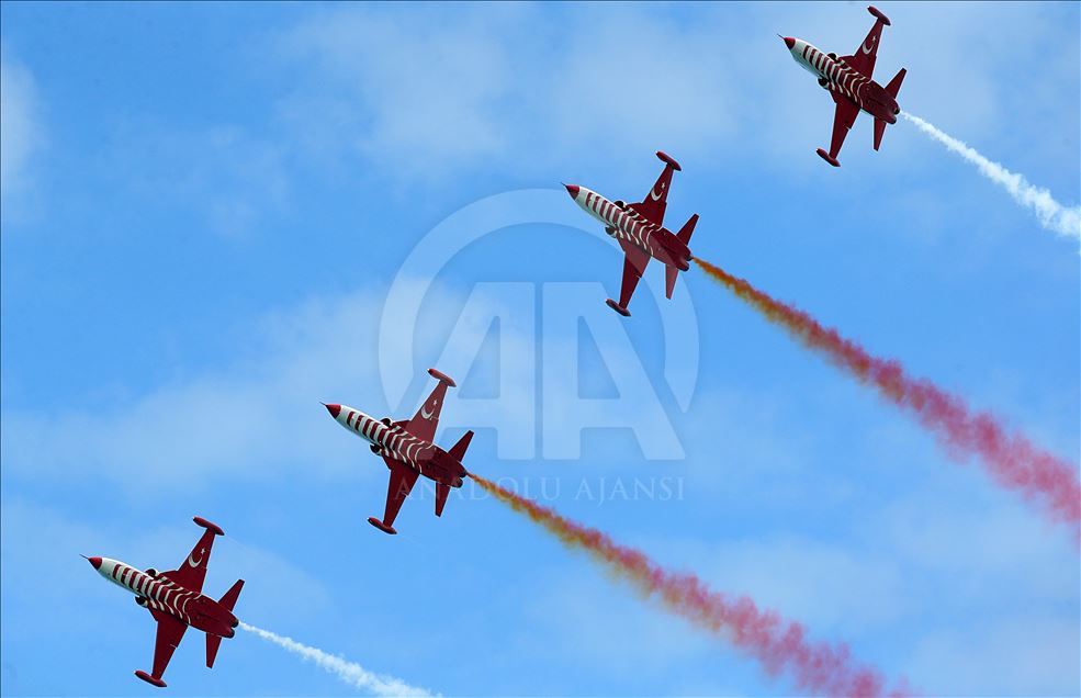 Aktraksi aerobatik "Turkish Stars" di Trabzon