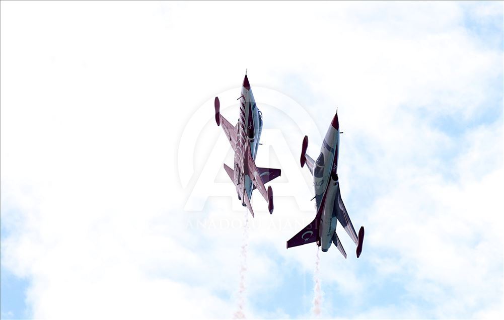 Aktraksi aerobatik "Turkish Stars" di Trabzon