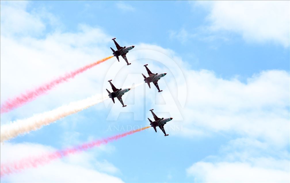 Aktraksi aerobatik "Turkish Stars" di Trabzon