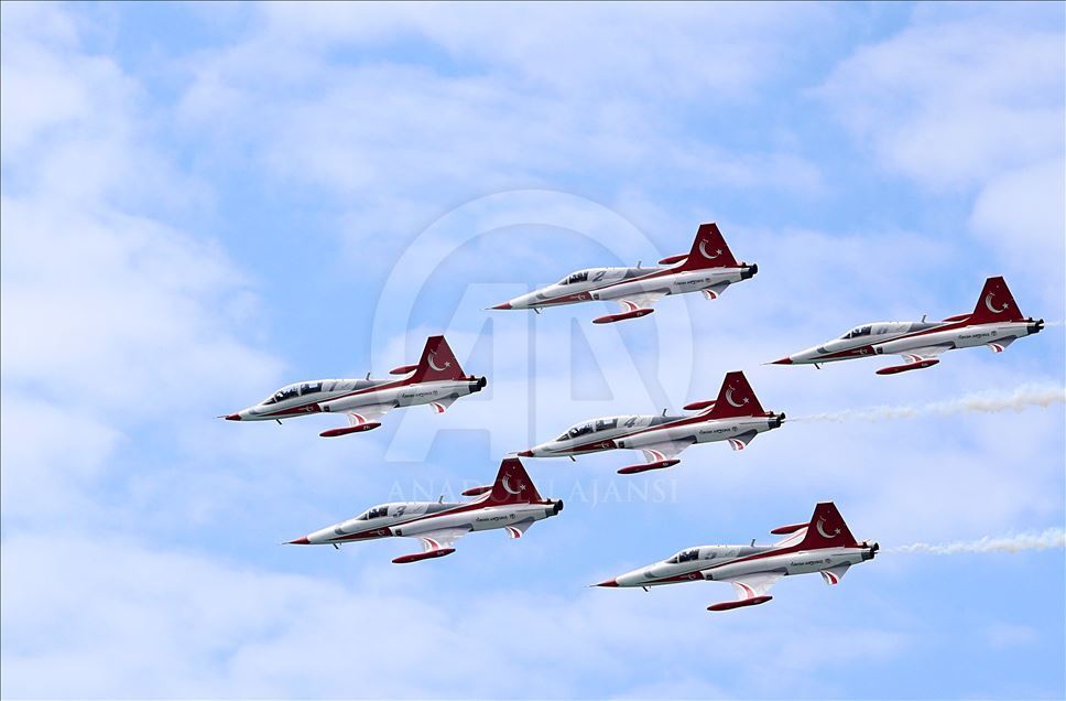 Aktraksi aerobatik "Turkish Stars" di Trabzon