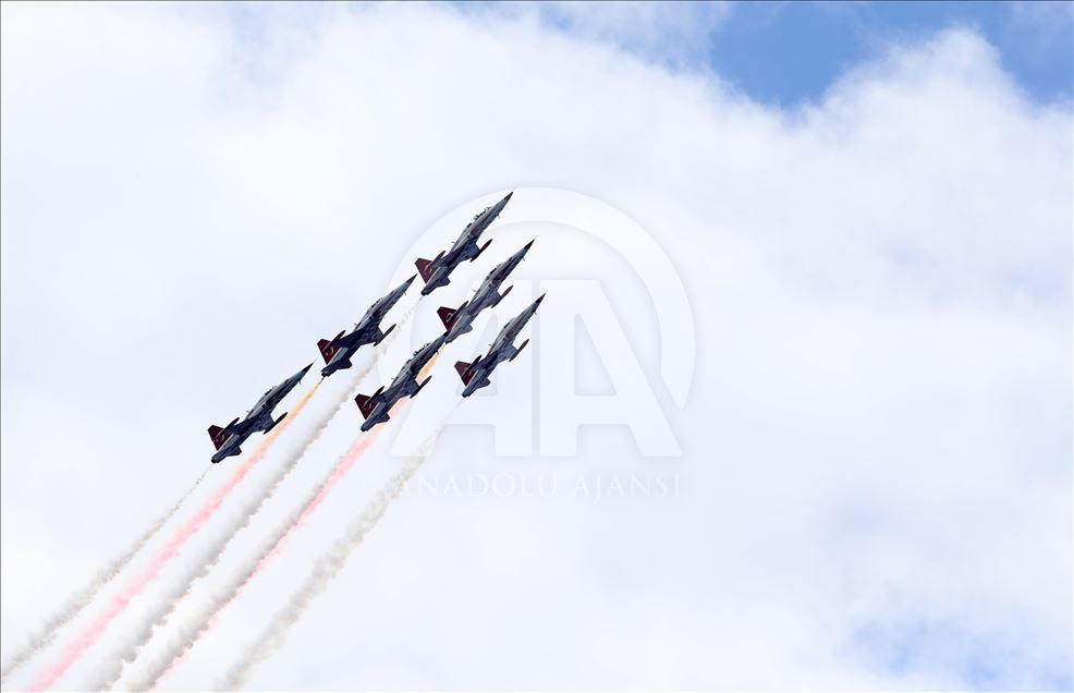 Aktraksi aerobatik "Turkish Stars" di Trabzon