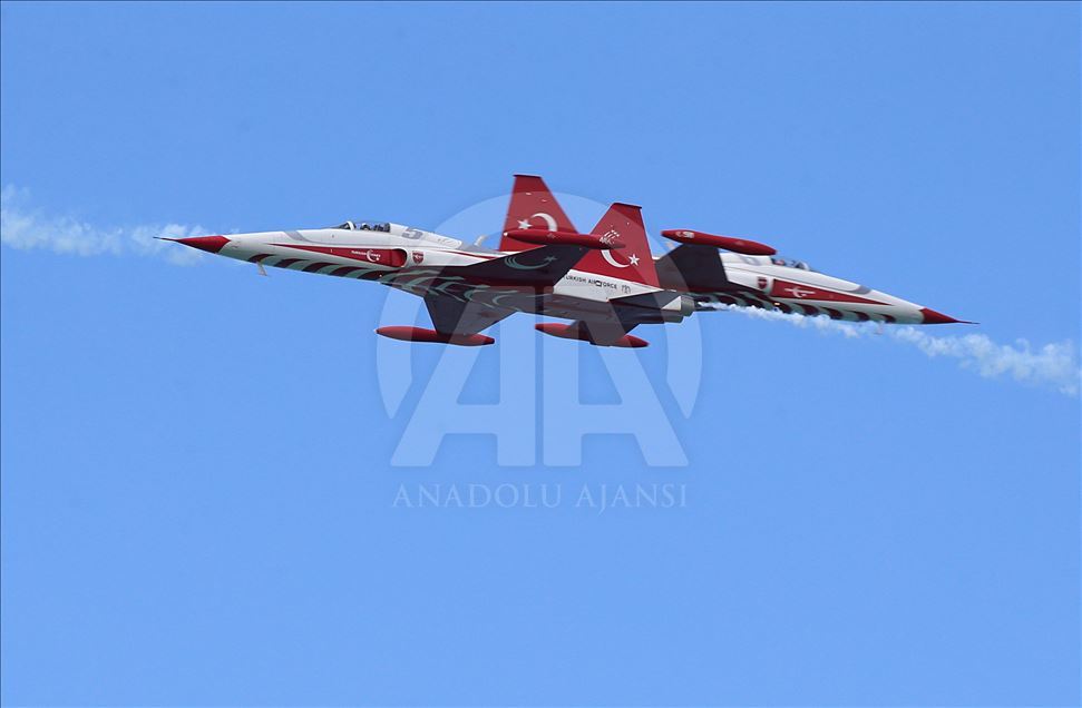 Aktraksi aerobatik "Turkish Stars" di Trabzon