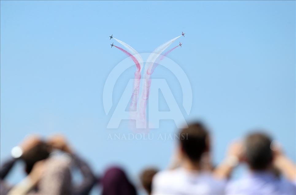 Aktraksi aerobatik "Turkish Stars" di Trabzon