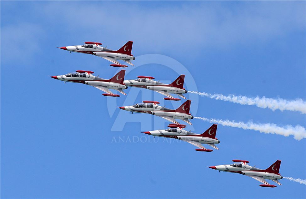 Aktraksi aerobatik "Turkish Stars" di Trabzon
