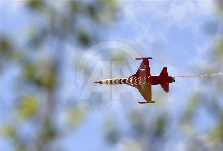 Aktraksi aerobatik "Turkish Stars" di Trabzon