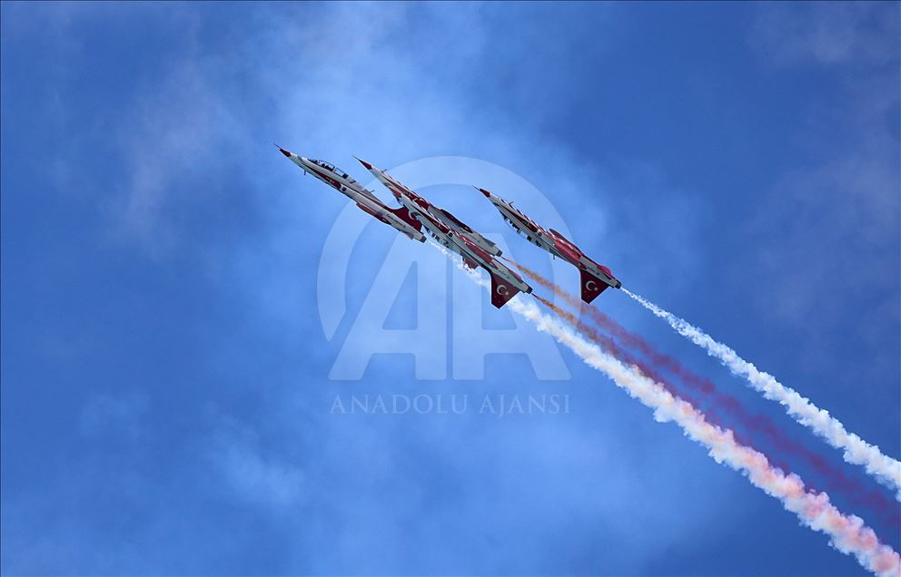Aktraksi aerobatik "Turkish Stars" di Trabzon