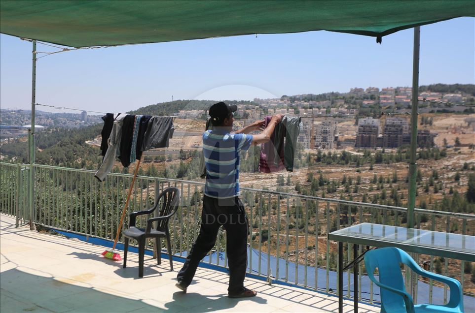 Ayrım Duvarı'nın tecrit ettiği Filistinli aile, hapis hayatı yaşıyor