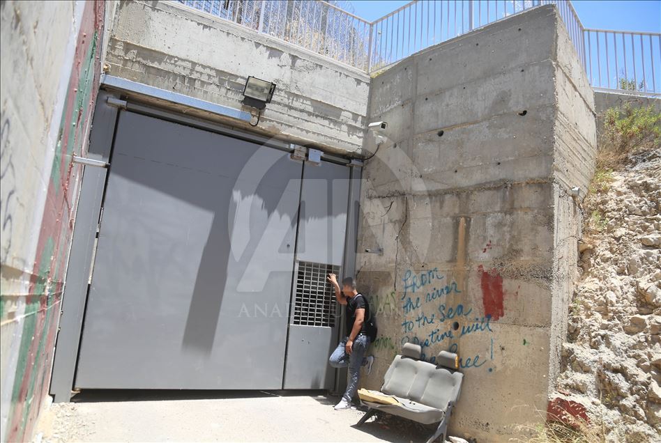 Ayrım Duvarı'nın tecrit ettiği Filistinli aile, hapis hayatı yaşıyor