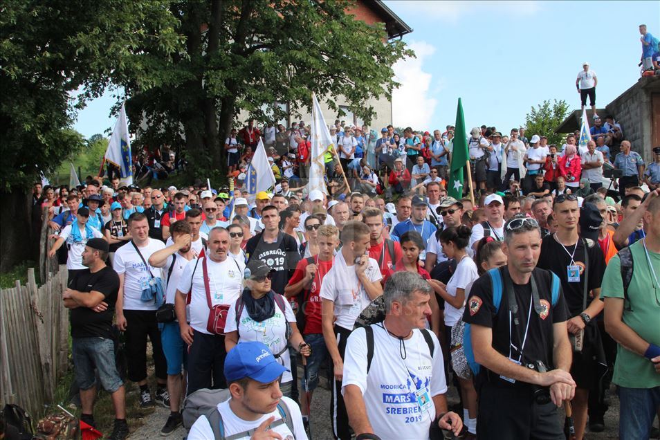 BeH, mijëra njerëz në "Marshin e Paqes" për të nderuar viktimat e Srebrenicës
