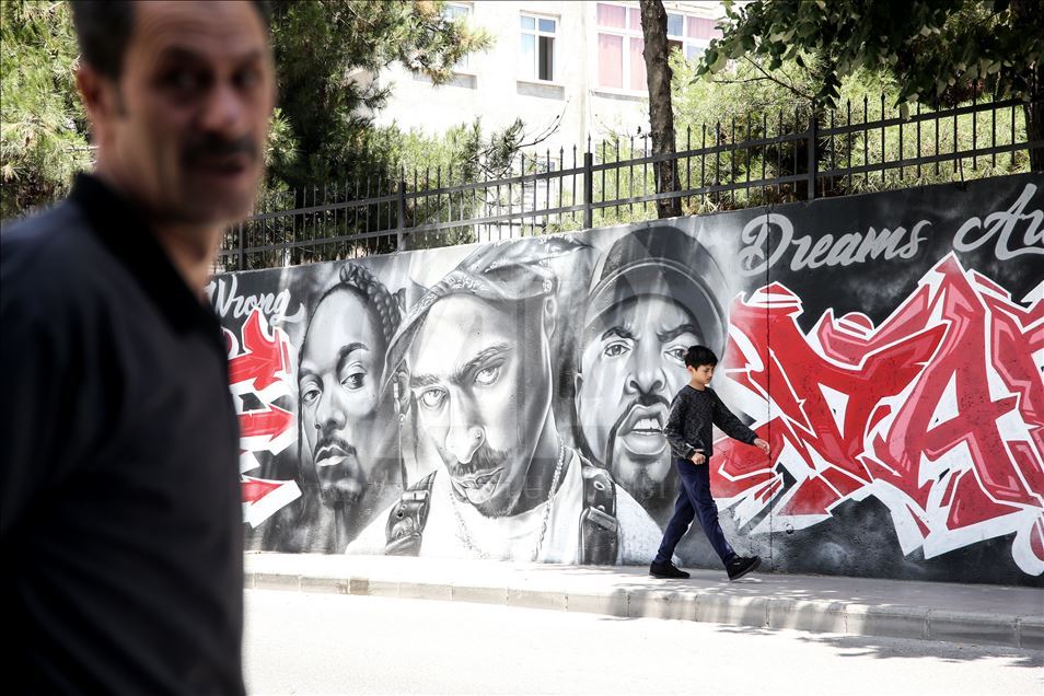 Красочные граффити на стенах Стамбула