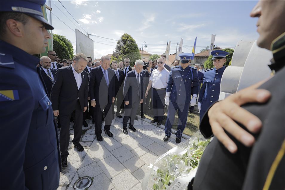 Erdogan položio cvijeće na mezar Alije Izetbegovića na Kovačima