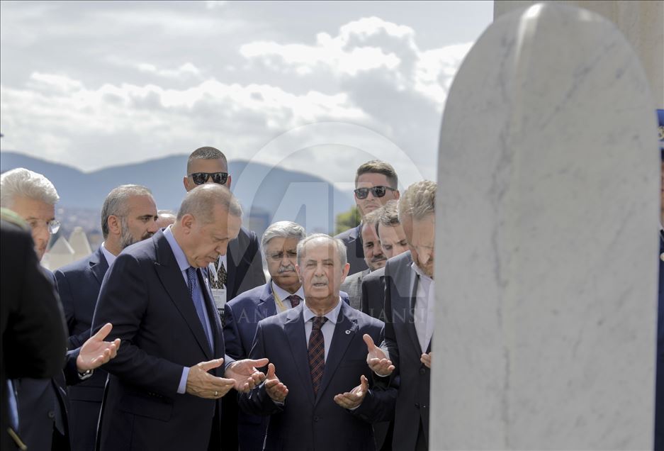 Erdogan položio cvijeće na mezar Alije Izetbegovića na Kovačima