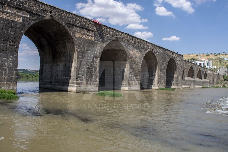 Güneydoğu'da nehir ve çaylar "kahverengi" akıyor