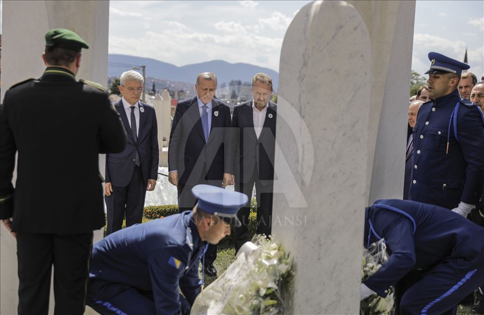 Erdogan položio cvijeće na mezar Alije Izetbegovića na Kovačima