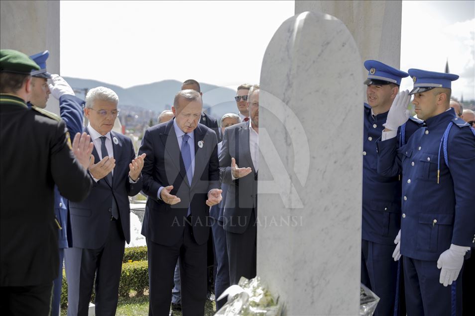بازدید اردوغان از مزار شهدا در بوسنی و هرزگوین
