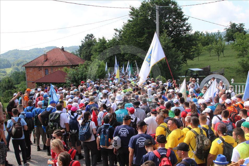 BeH, mijëra njerëz në "Marshin e Paqes" për të nderuar viktimat e Srebrenicës
