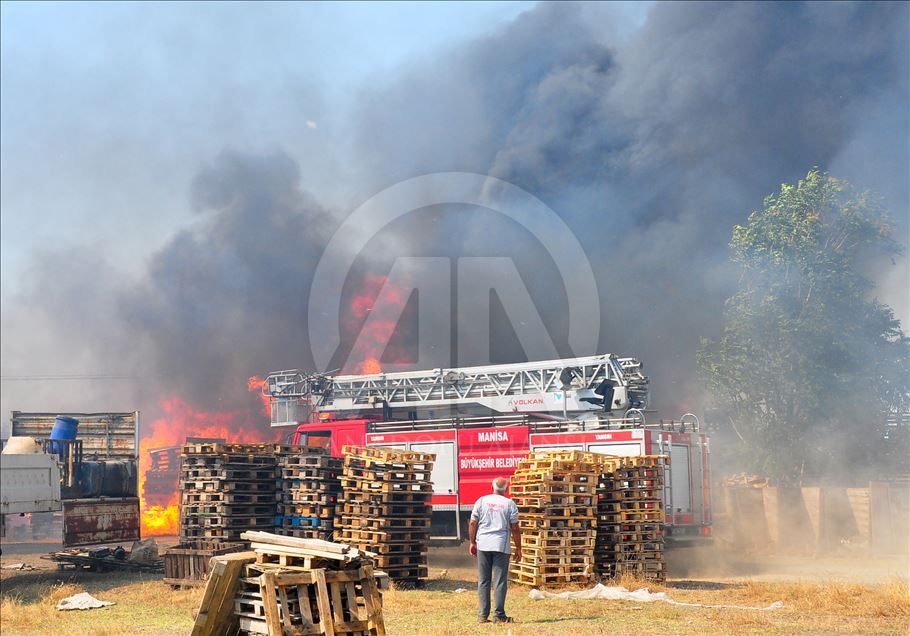 Manisa'da palet fabrikasında yangın