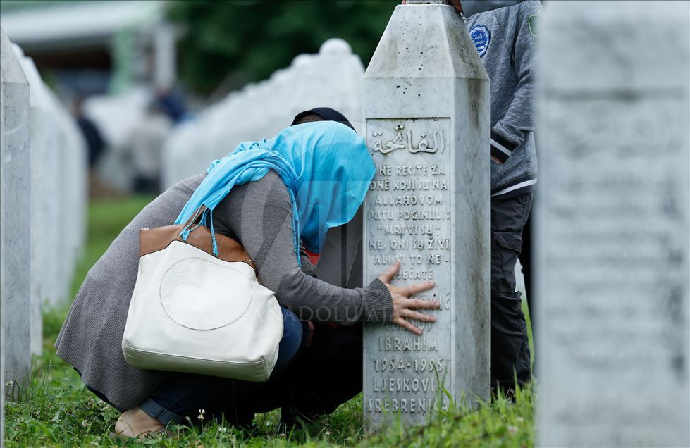 Potočari: Porodice obilaze mezarja i oproštaju se od najmilijih