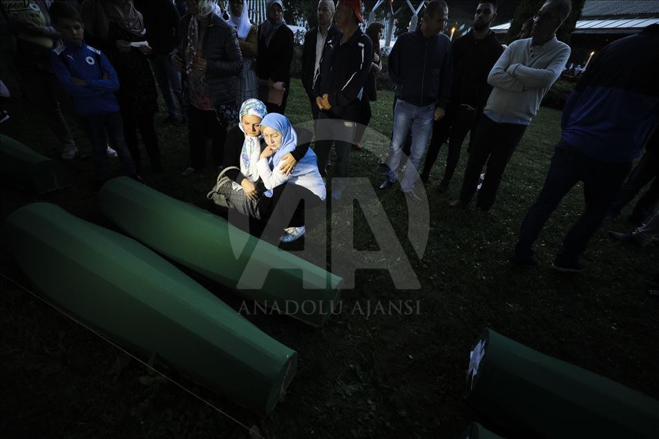 Srebrenitsa kurbanlarının cenazeleri anıt mezarlığa taşındı