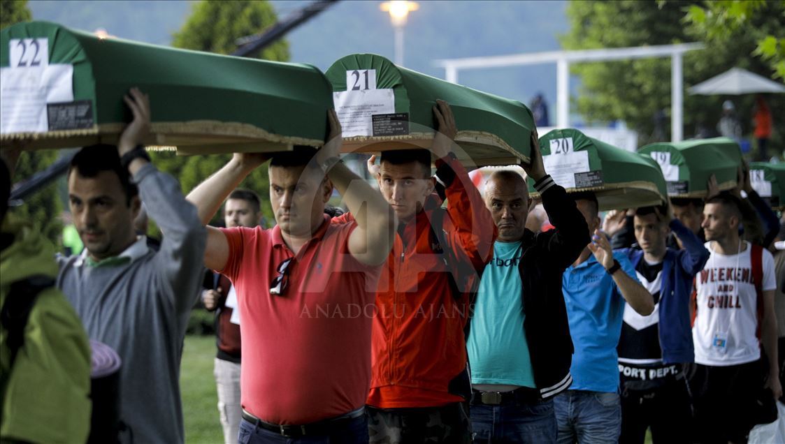 Srebrenitsa kurbanlarının cenazeleri anıt mezarlığa taşındı