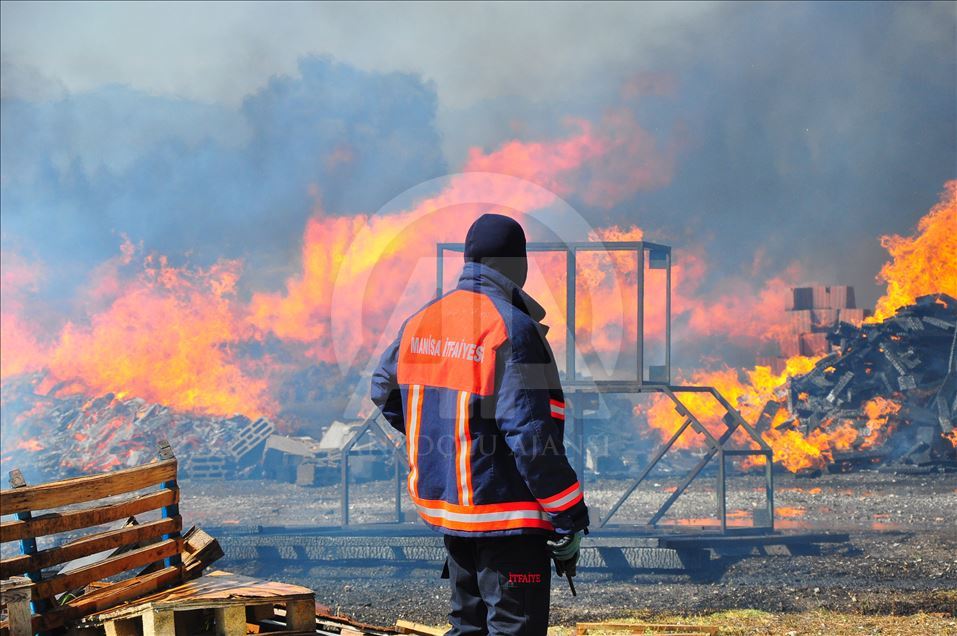 Manisa'da palet fabrikasında yangın
