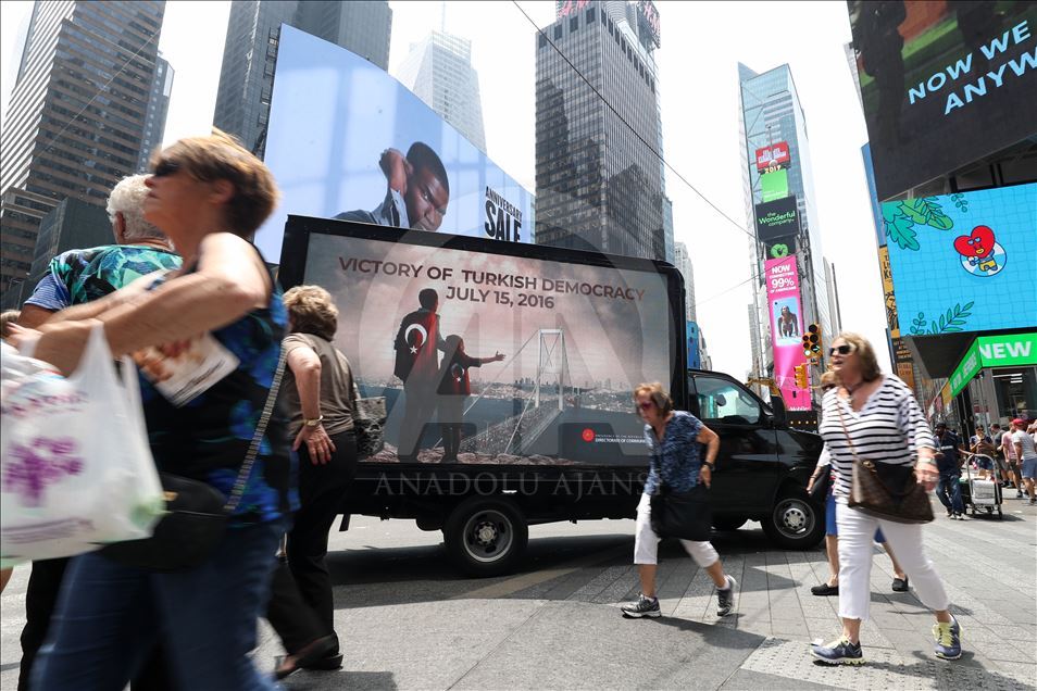 15 Temmuz New York'ta dijital ekranlÄ± kamyonetle anlatÄ±ldÄ±