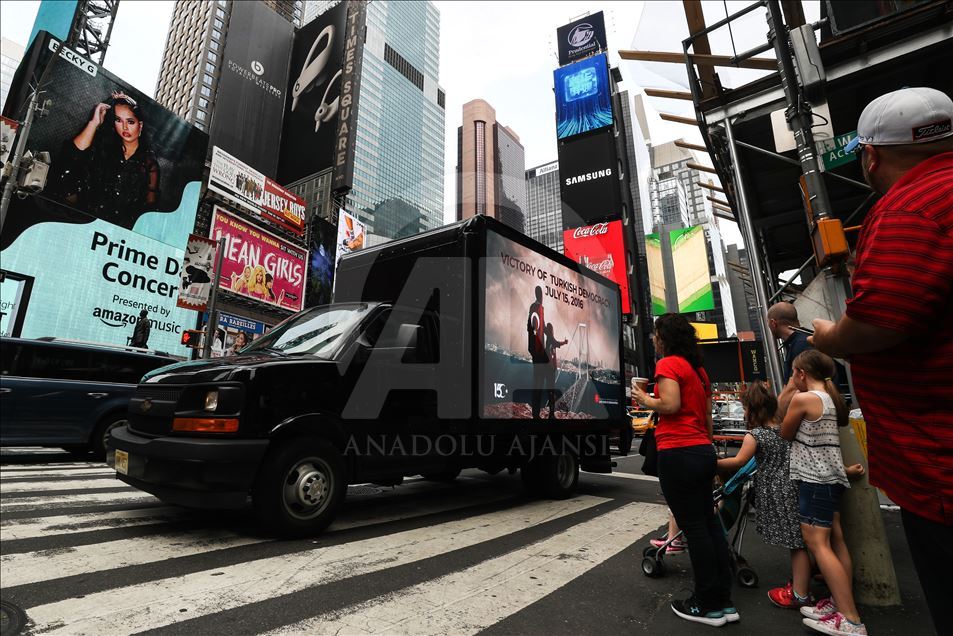 15 Temmuz New York'ta dijital ekranlÄ± kamyonetle anlatÄ±ldÄ±