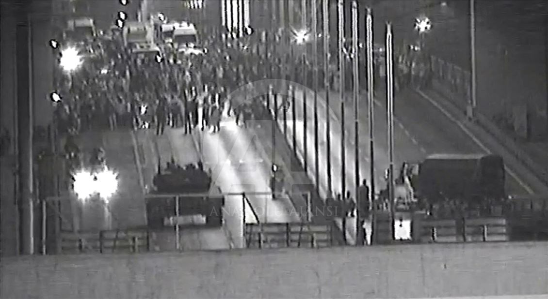 Dalin pamje te reja nga puçi i dështuar në Turqi, qytetarët shtrihen para tankut