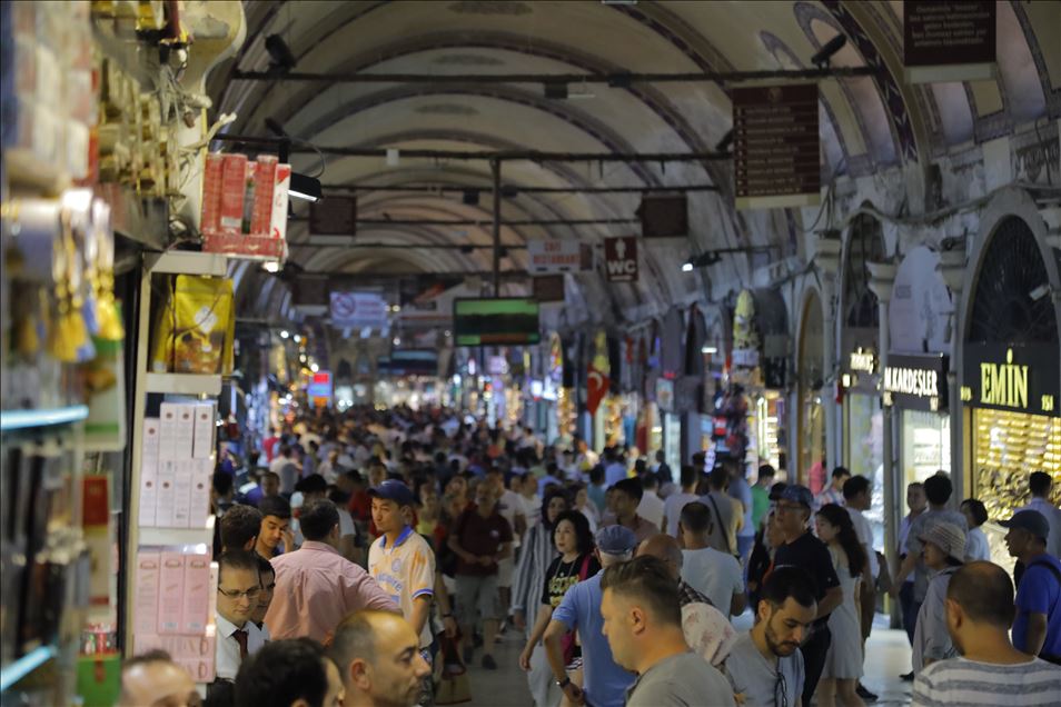 السوق المسقوف بإسطنبول.. التاريخ والثقافة والتجارة في مكان واحد 
