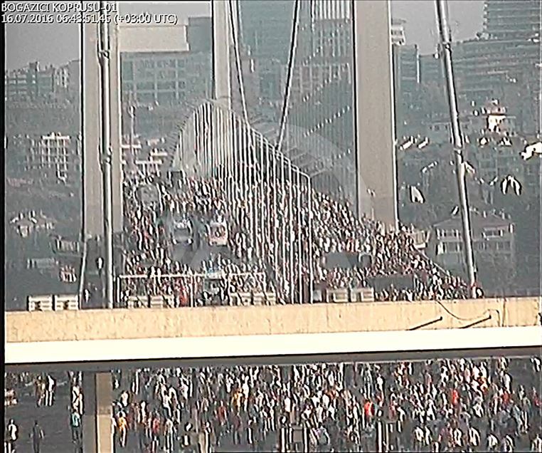 Dalin pamje te reja nga puçi i dështuar në Turqi, qytetarët shtrihen para tankut