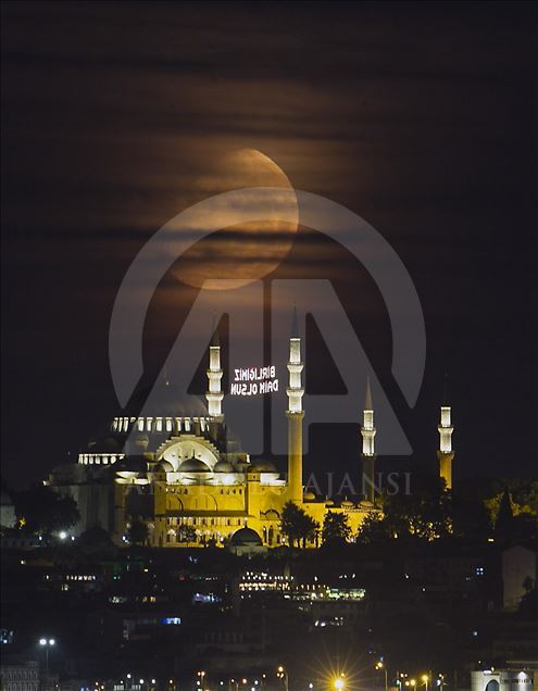 15 Temmuz için mahyalar ışıklandırıldı