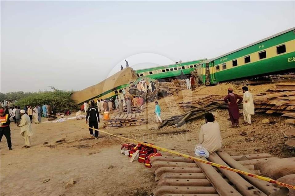 Pakistan'da iki tren çarpıştı: 11 ölü
