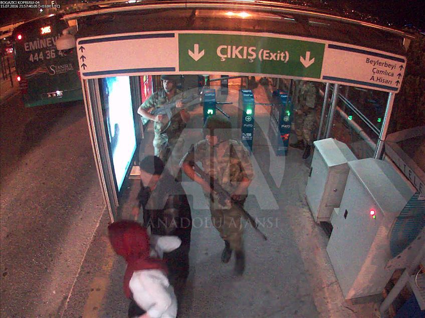 Dalin pamje te reja nga puçi i dështuar në Turqi, qytetarët shtrihen para tankut
