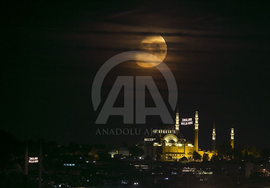 15 Temmuz için mahyalar ışıklandırıldı