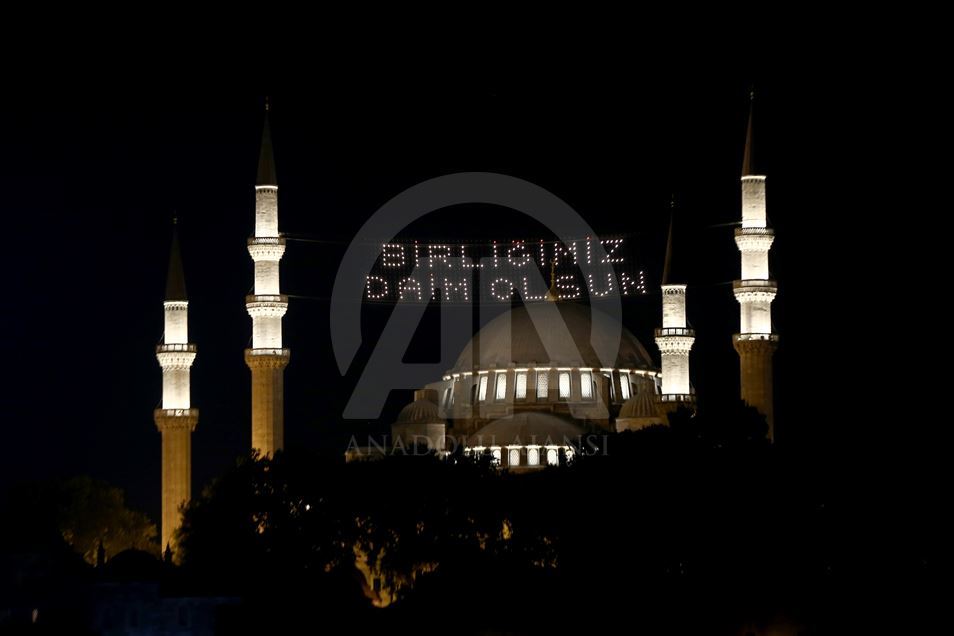 15 Temmuz için mahyalar ışıklandırıldı
