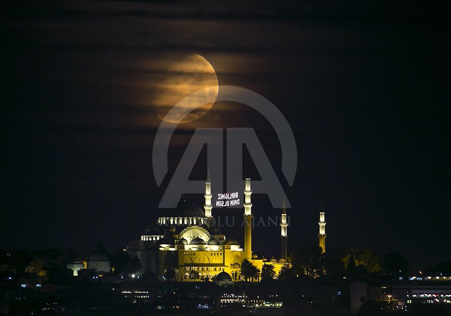 15 Temmuz için mahyalar ışıklandırıldı