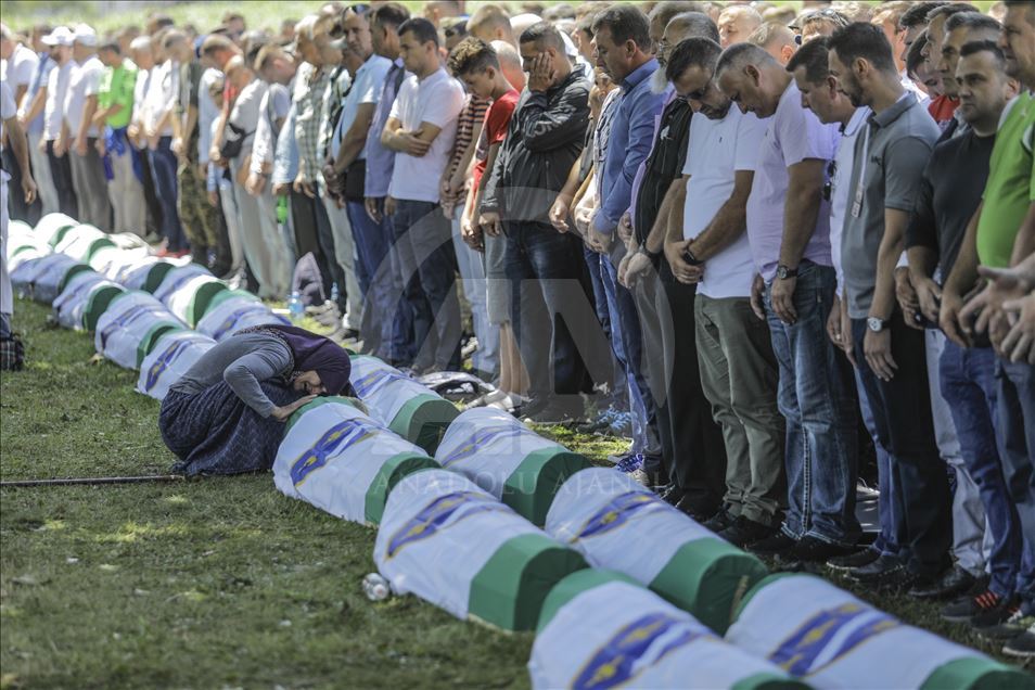 Potoçari, falet namazi i 33 viktimave të gjenocidit në Srebrenicë
