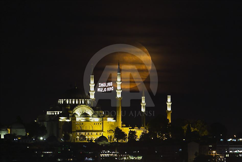 15 Temmuz için mahyalar ışıklandırıldı