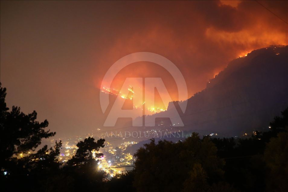 ادامه تلاش‌ها برای مهار آتش سوزی در جنگل‌های استان موغلا ترکیه