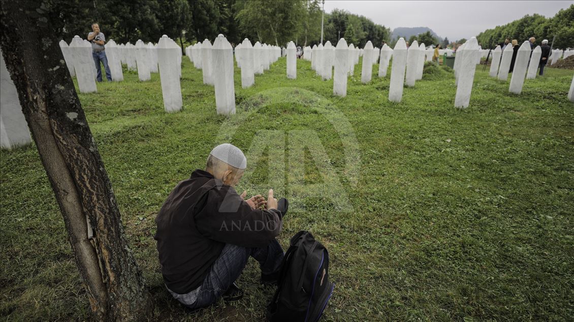 خاک‌سپاری اجساد 33 قربانی نسل‌کشی سربرنیتسا در بوسنی و هرزگوین