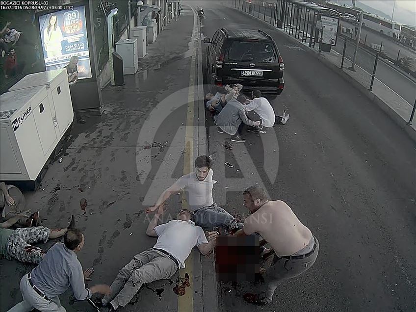 Dalin pamje te reja nga puçi i dështuar në Turqi, qytetarët shtrihen para tankut