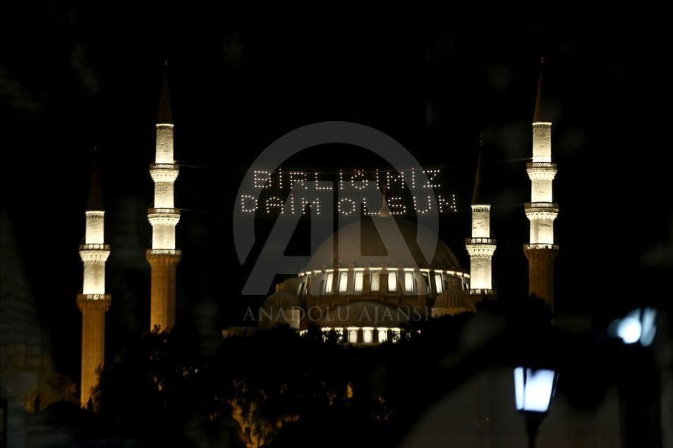 15 Temmuz için mahyalar ışıklandırıldı