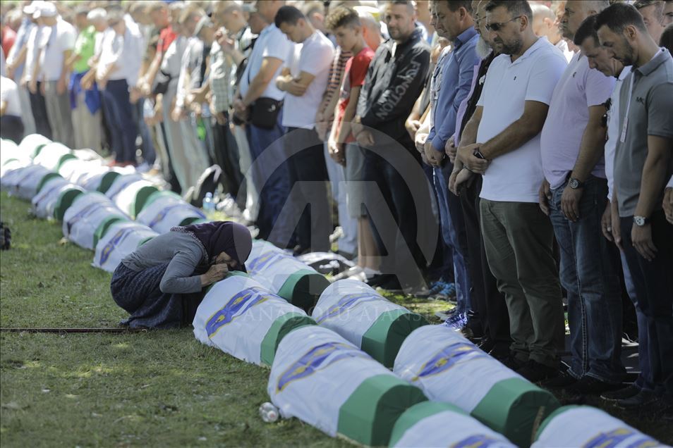 Potoçari, falet namazi i 33 viktimave të gjenocidit në Srebrenicë
