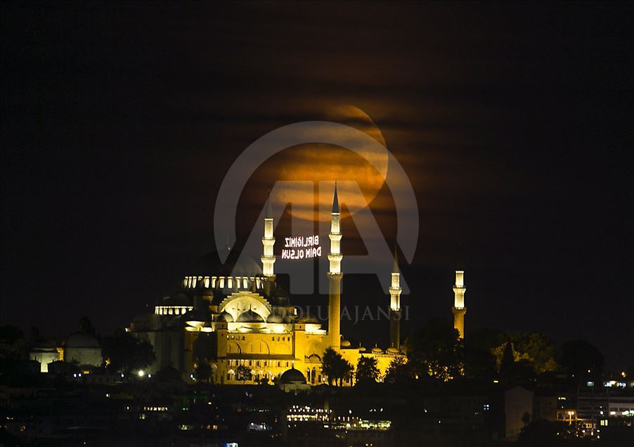 15 Temmuz için mahyalar ışıklandırıldı