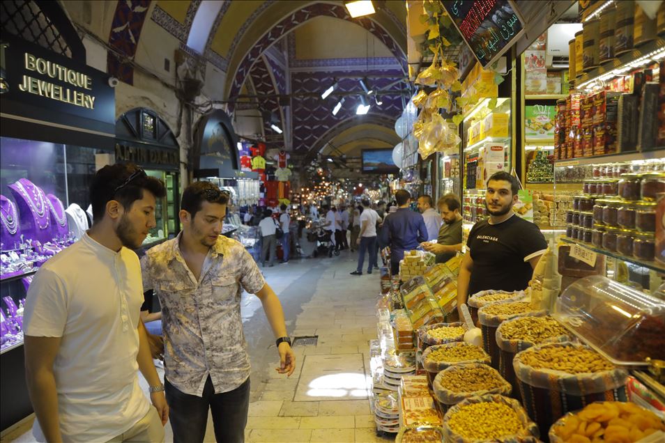 السوق المسقوف بإسطنبول.. التاريخ والثقافة والتجارة في مكان واحد 
