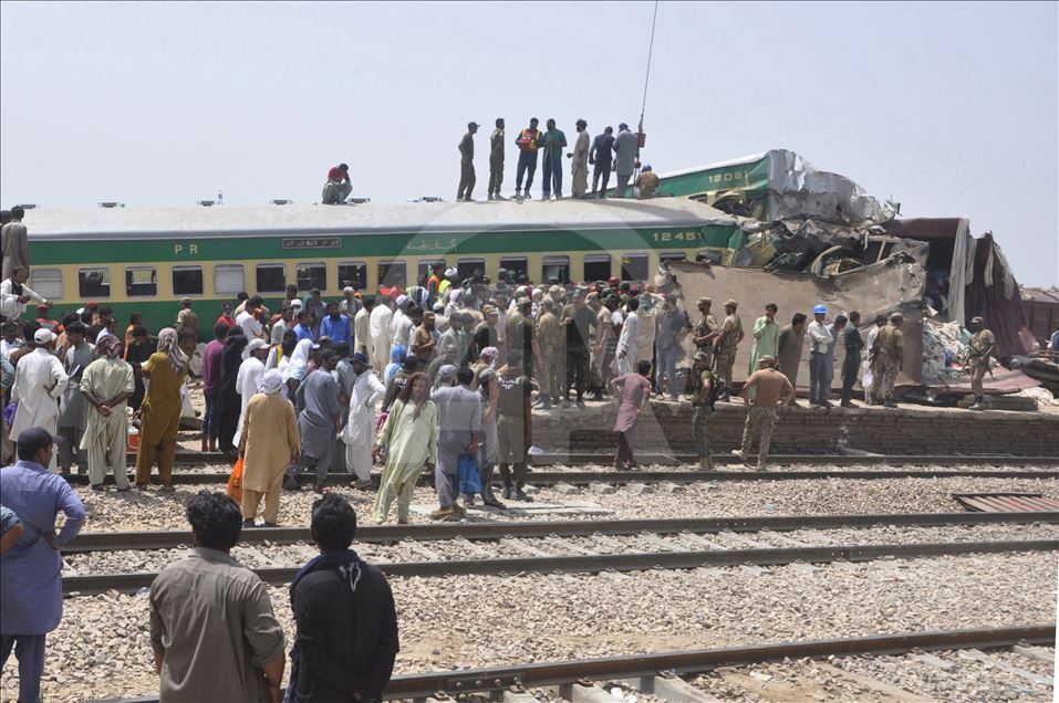 Pakistan'da iki tren çarpıştı: 11 ölü
