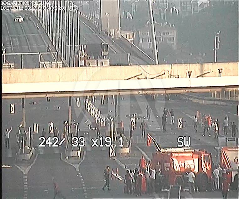 Dalin pamje te reja nga puçi i dështuar në Turqi, qytetarët shtrihen para tankut
